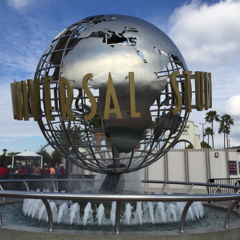 Die berühmte Weltkugel im Springbrunnen vor den Universal Studios Hollywood.