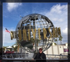 Ich vor den Universal Studios Hollywood.