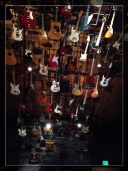 Alles Gitarren an der Decke vom Hard Rock Cafe in Honolulu. Und keine Unwichtigen...also von unbekannten Rock-Musikern. Da hängen Werte...alter Schwede.