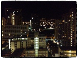 Der Blick von der Etagen-Terrasse aus ins Hinterland von Honolulu bei Nacht.