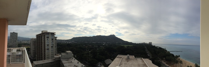 Unser Blick von der Etagen-Terrasse in Richtung Honolulu-Zoo und Diamond Head Crater.