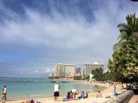 Waikiki-Strand direkt vor unserem Hotel. Sehr schön zum Abkühlen, aber leider sehr überlaufen und klein.