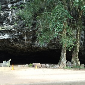 Eine riesige Höhle auf dem Weg zum Kee Beach in Haena