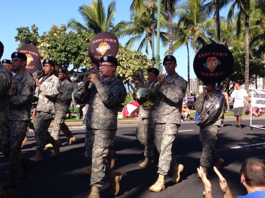 Parade zum Martin Luther King Day direkt vor unserem Hotel in Honolulu.