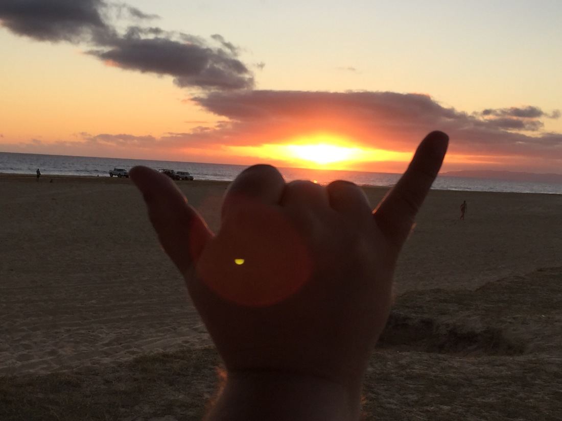 Hang loose vor einem wunderschönen Sonnenuntergang auf Kauai