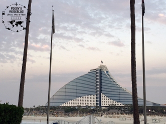 Das Schwester-Hotel vom Burj Al Arab. Im Vordergrund ist der eigene Hotelstrand zu sehen.