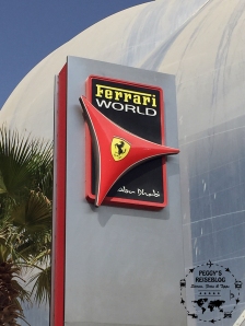 Der Eingang zur Ferrari World. An der runden Fassade könnt ihr den Wüstensand sehen.